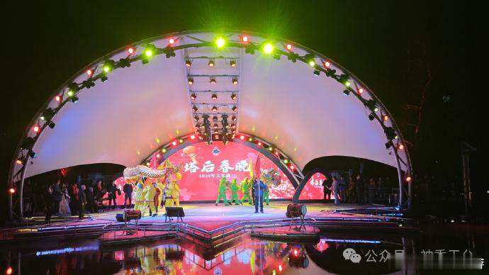 民星自导自演台州这里村晚太上头 自导自演、自编自唱，每一个节目都藏着台州人的热爱