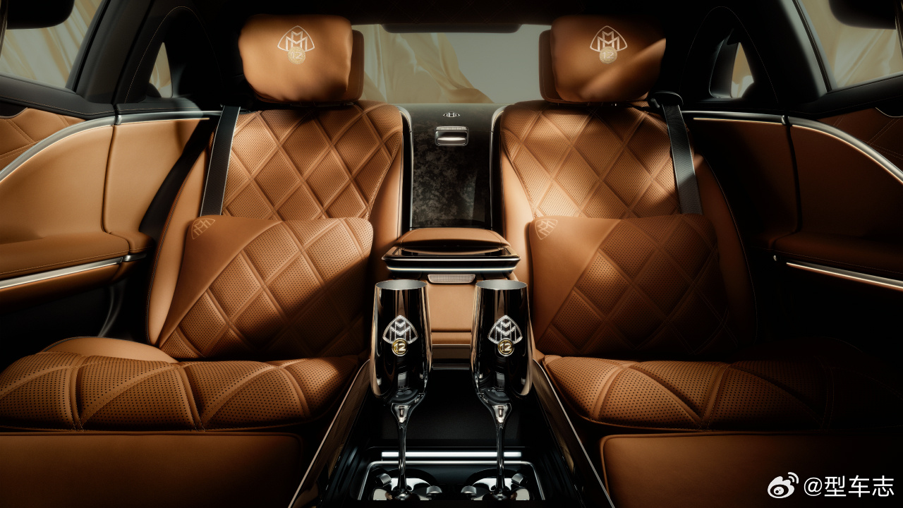 奔驰推出梅赛德斯-迈巴赫 S 680 V12 特别版，向迈巴赫齐柏林飞艇致敬。全