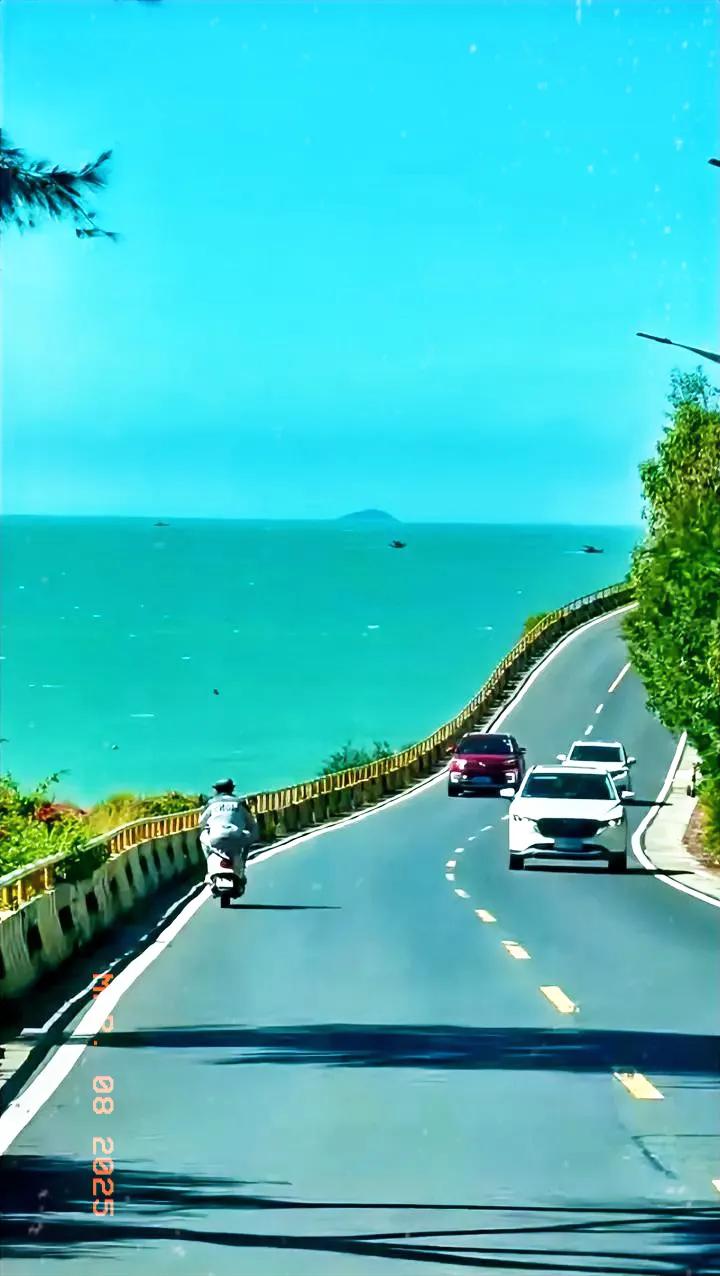 海天一色的美景，总让人心生向往。驾车行驶在海岸公路上，那真是一种极致的自由体验。