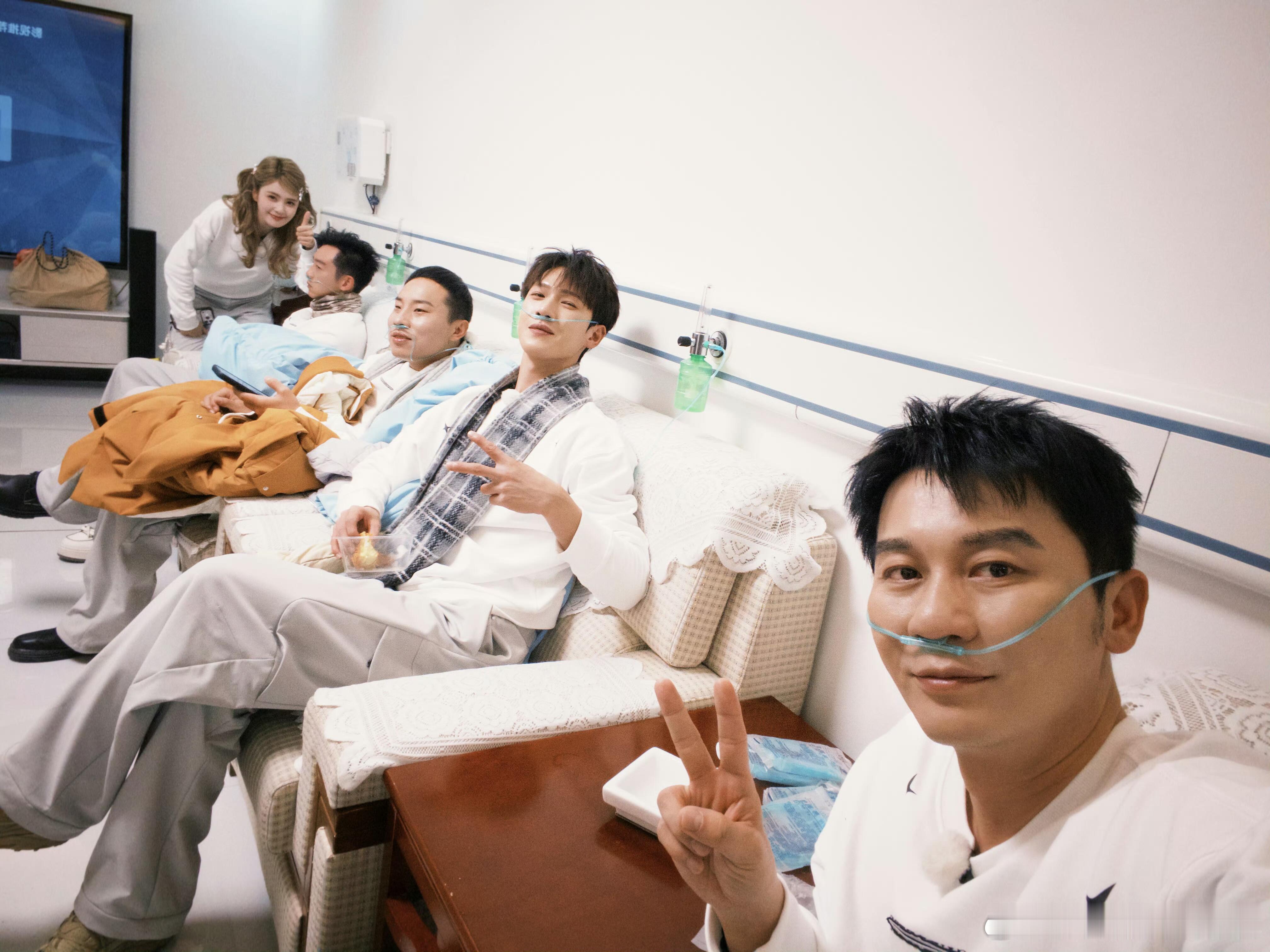 这张图我真笑不活了，这个皮皮鹿不高反就这样比大拇指！白鹿｜奔跑吧｜ 