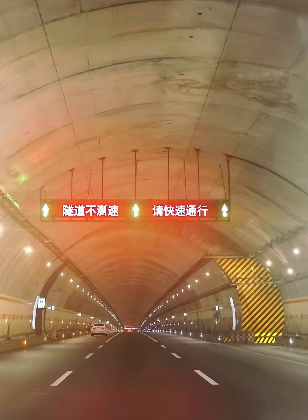江西高速隧道里亮着标语
广东老司机盯着那行字
方向盘上的手突然松了劲
 
跑高速