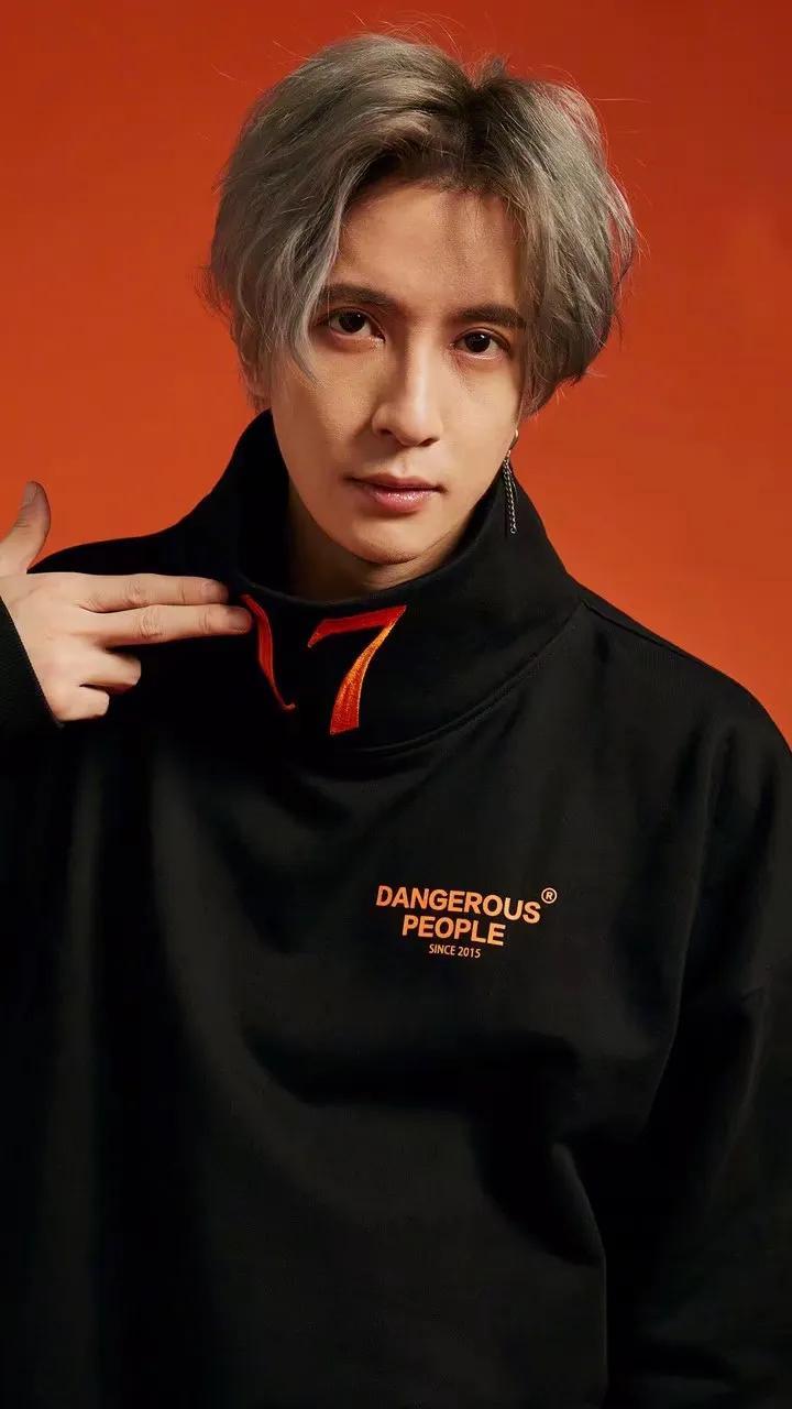 当年，薛之谦刚入行时被老板娘看上。一天夜晚老板娘给薛之谦打电话，让他去酒店的房间