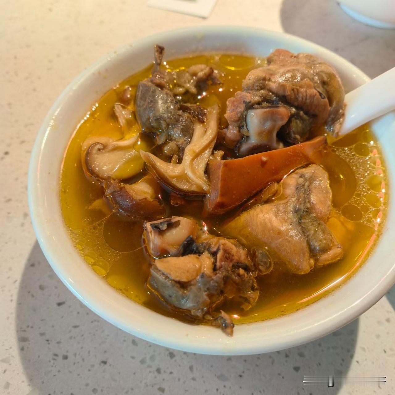 昨天在饭店点了一碗鸡汤，除了有点鸡汤味以外，鸡肉真心不好吃，作为一个从农村出来的