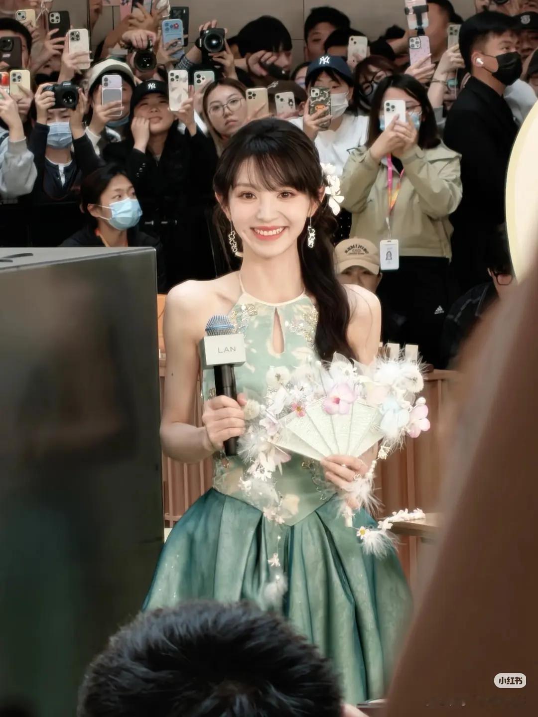 才看到田曦薇线下活动好多人啊！ 