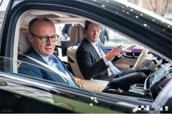 2月26日，德国总理默茨在北京参观了梅赛德斯-奔驰后，突然失去了“自信”。因为当
