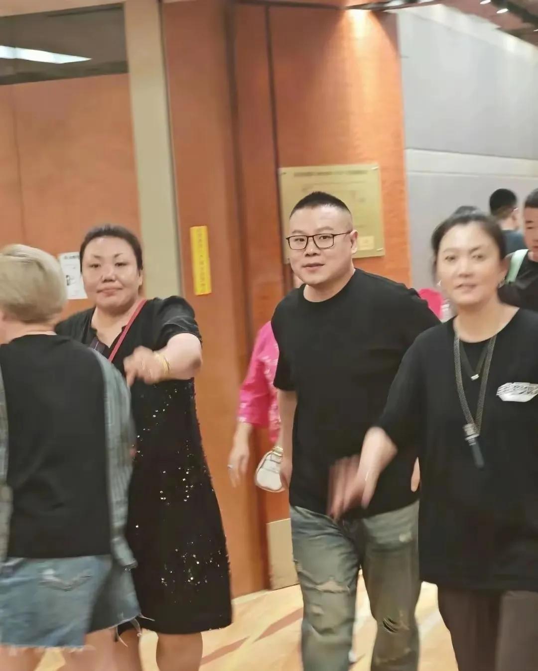 不但非得唱，还收获了满坑满谷的观众，还收获了非常多的人气。
很多明星大腕儿都去捧