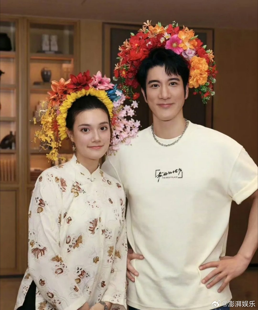 王力宏戴了泉州非遗簪花不得不说，虽然王力宏已经49岁了，但看起来一点都不显老，依