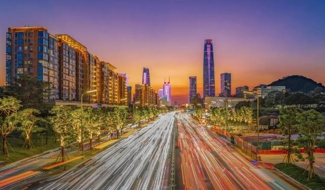 东莞机位探索：鸿福东路天桥车轨晚霞，把城市日常拍成一场光影电影

城市摄影有时候