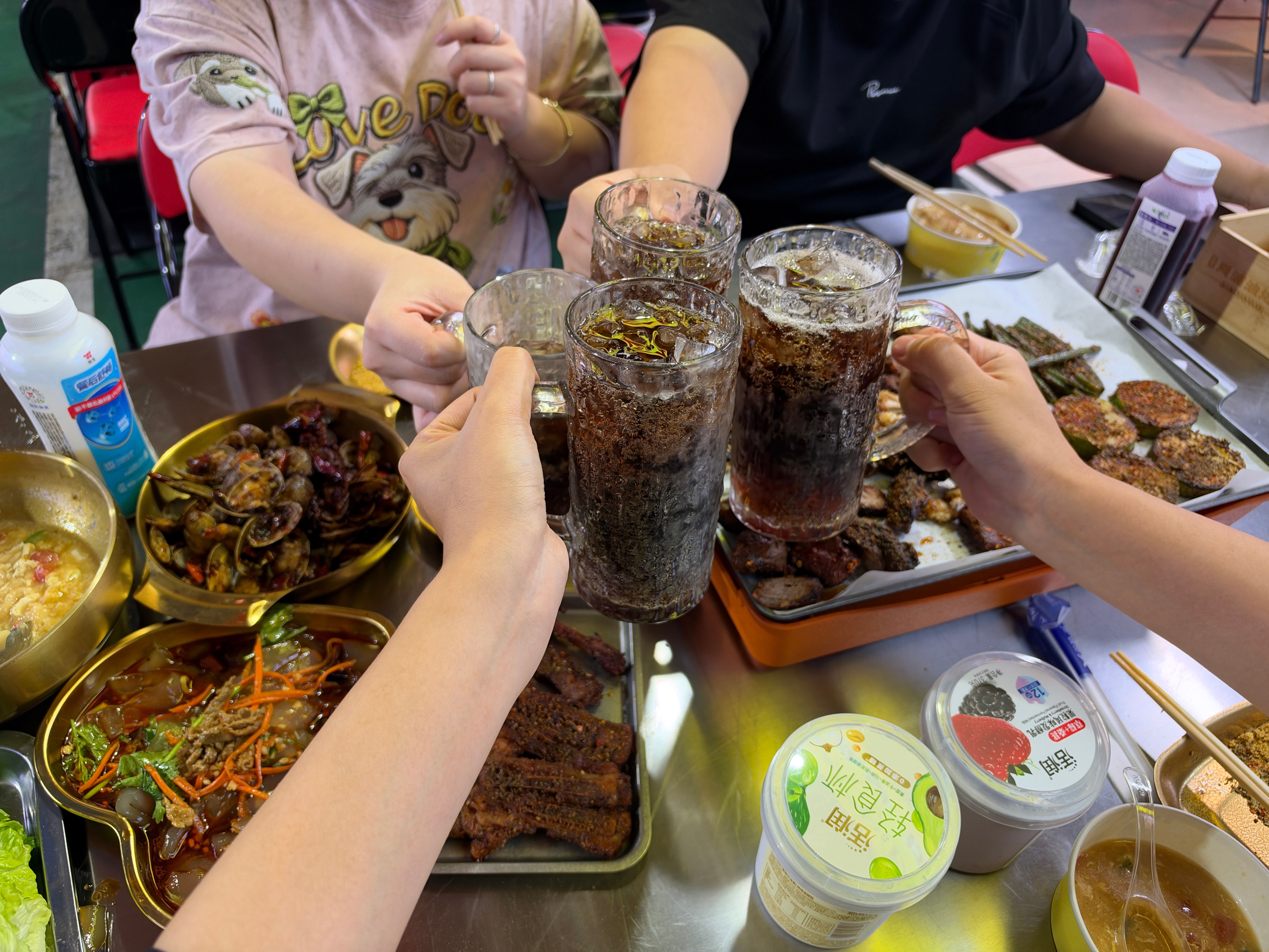 [偷笑]这顿饭放在中午吃，放在晚上吃，都不如放到现在香！我们先干为敬！雨丝的日常