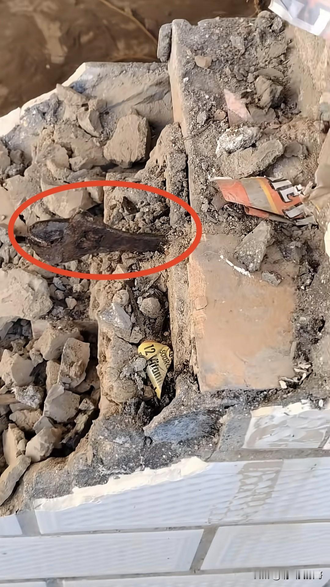 拆墙的时候拆到一个扳手是啥情况？