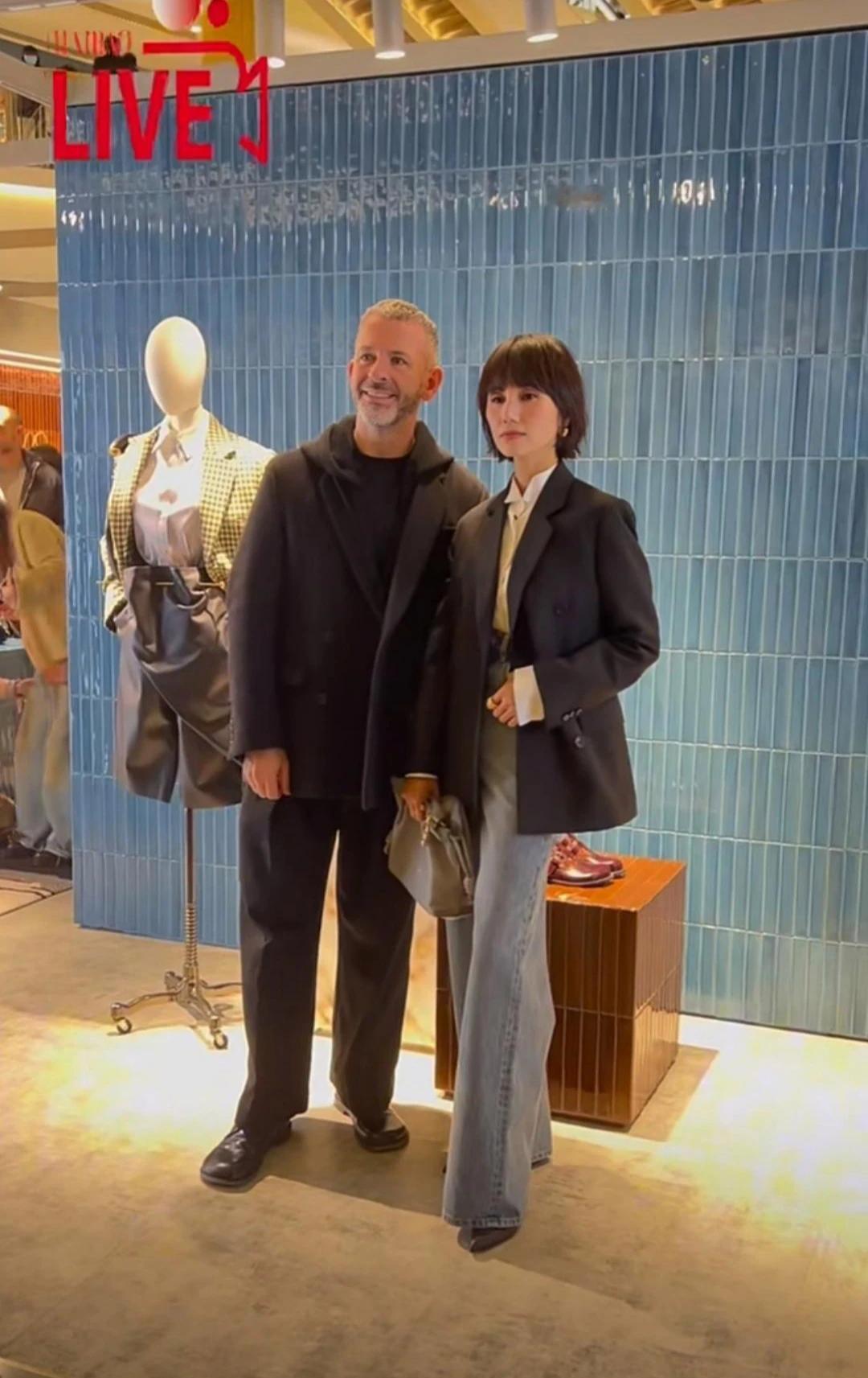 袁泉出席品牌活动，西装搭牛仔筒裤，简约而不简单，时尚高级，妆容淡雅精致，又美又飒