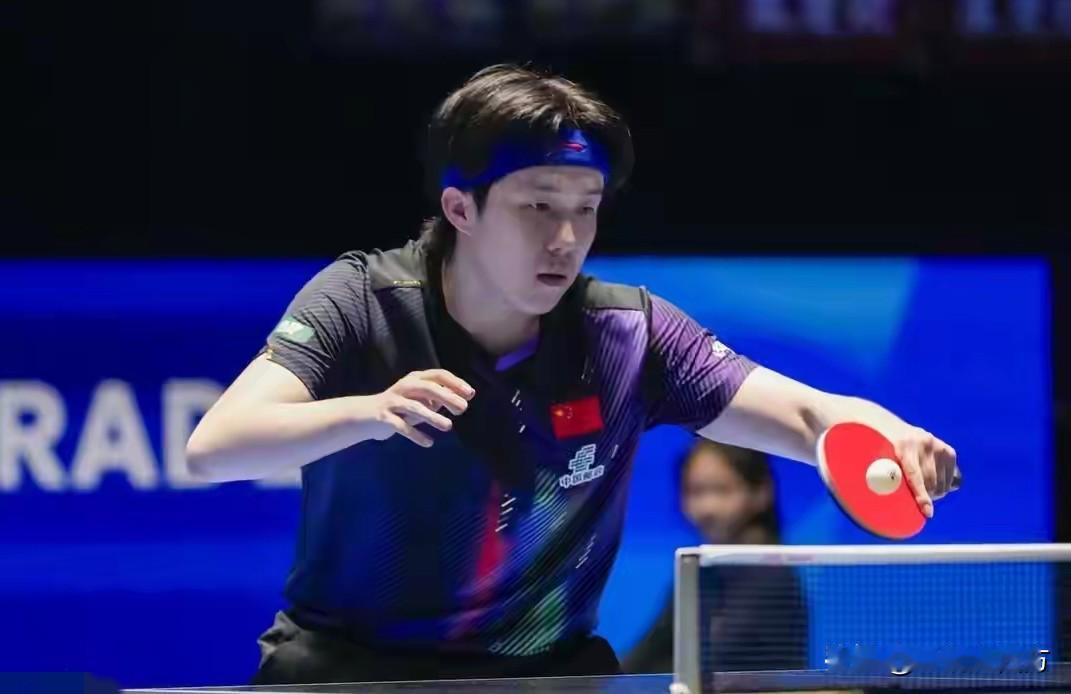 刚刚结束的一场世乒联大满贯赛新加坡站男单第二轮，王楚钦以11-9、11-8、11