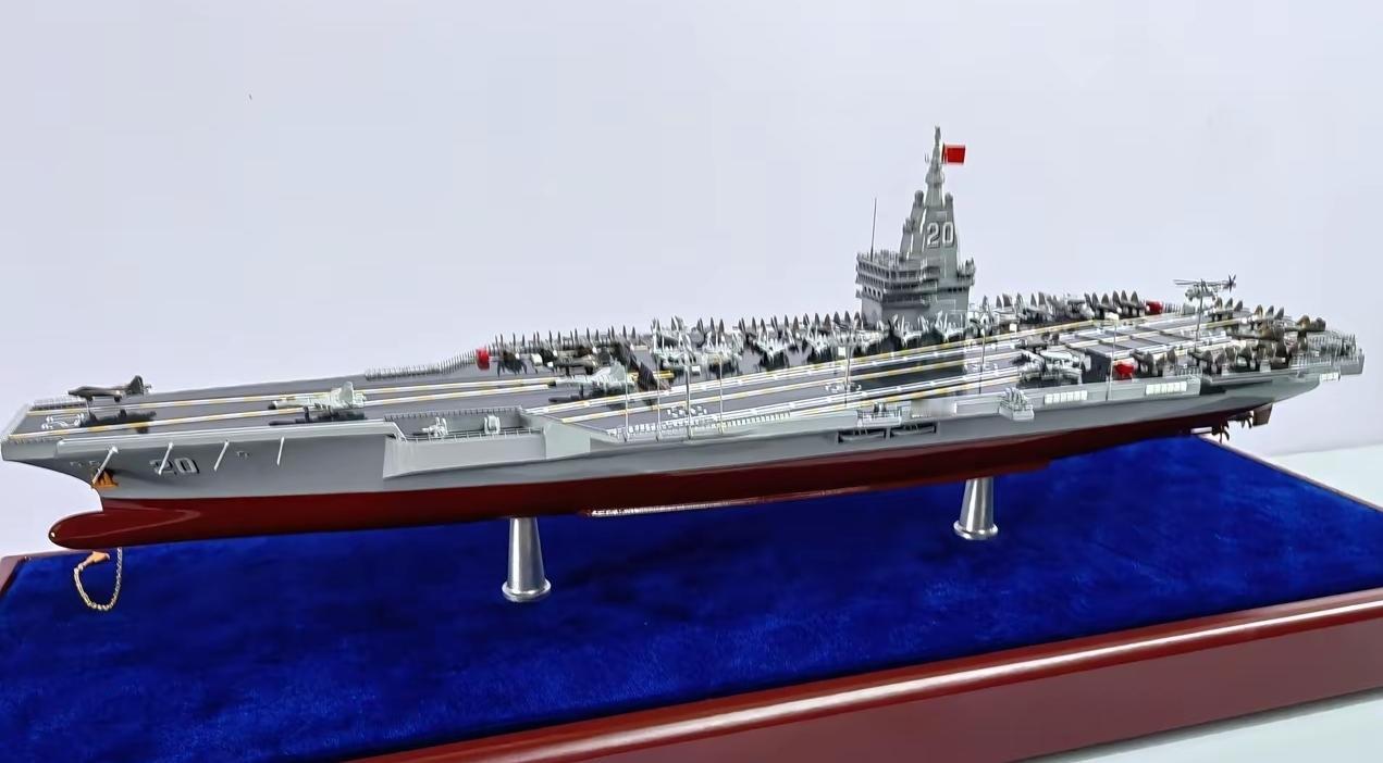 如果浙江舰是左图这样的，那我会高兴得晚上做梦都笑。如果是右图这样的，那就太不幸了