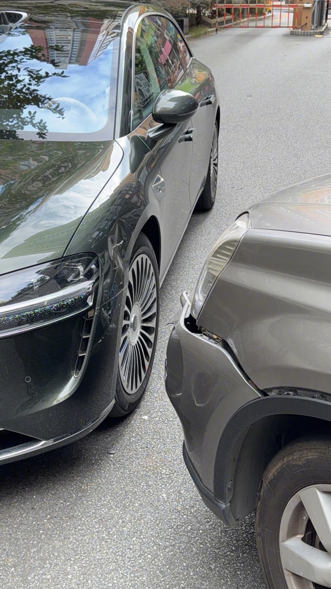 年龄大看不清又不戴眼镜开车不减速真是坑人啊，我这新车还没上牌呢。 