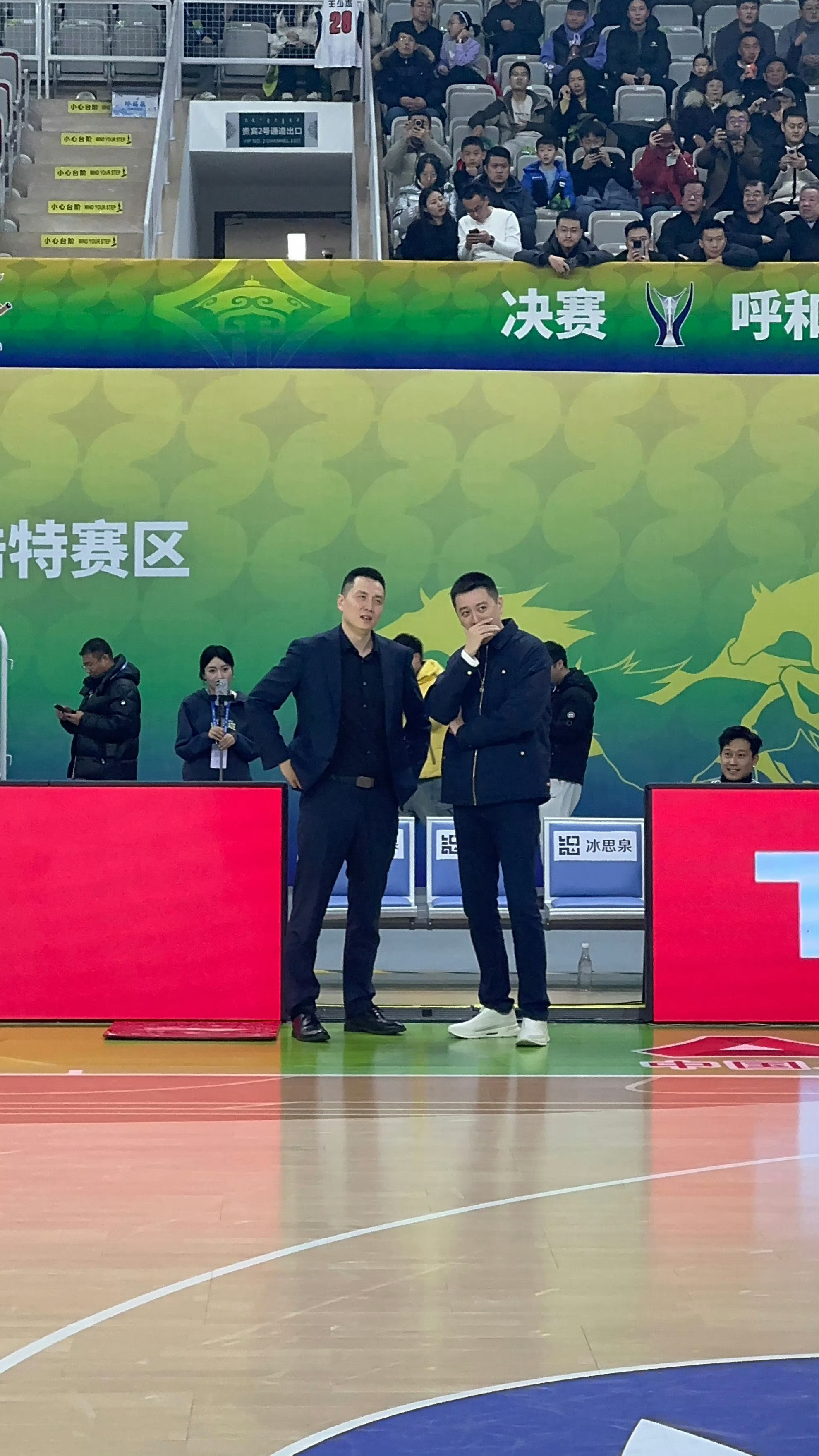 杨导今晚现场观看上海对xx的杯赛淘汰赛杨导赛前和弗格、卢伟指导交谈照片来自