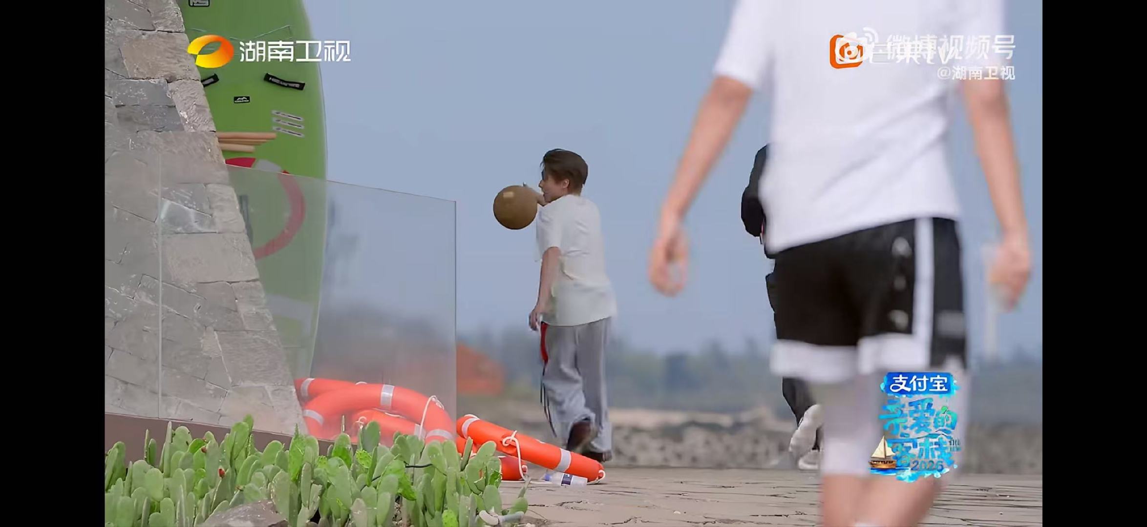 王鹤棣把篮球打成足球亲爱的客栈王鹤棣运球如飞，篮球场上跑出足球速度，这波创意我给