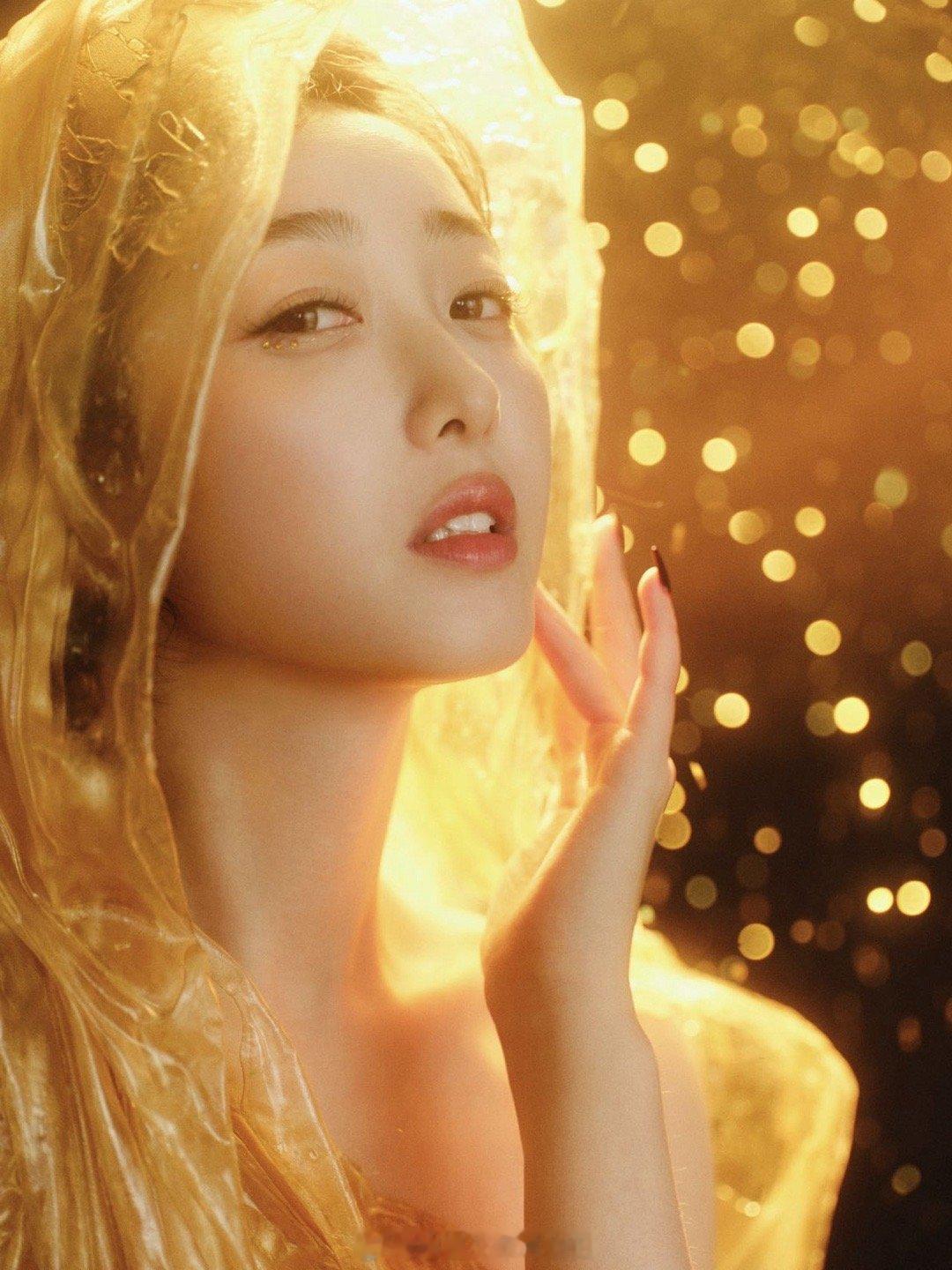 今晚的红毯被蒋梦婕美出了新高度！金色长裙勾勒出完美身姿，流光溢彩中尽显高贵气质，