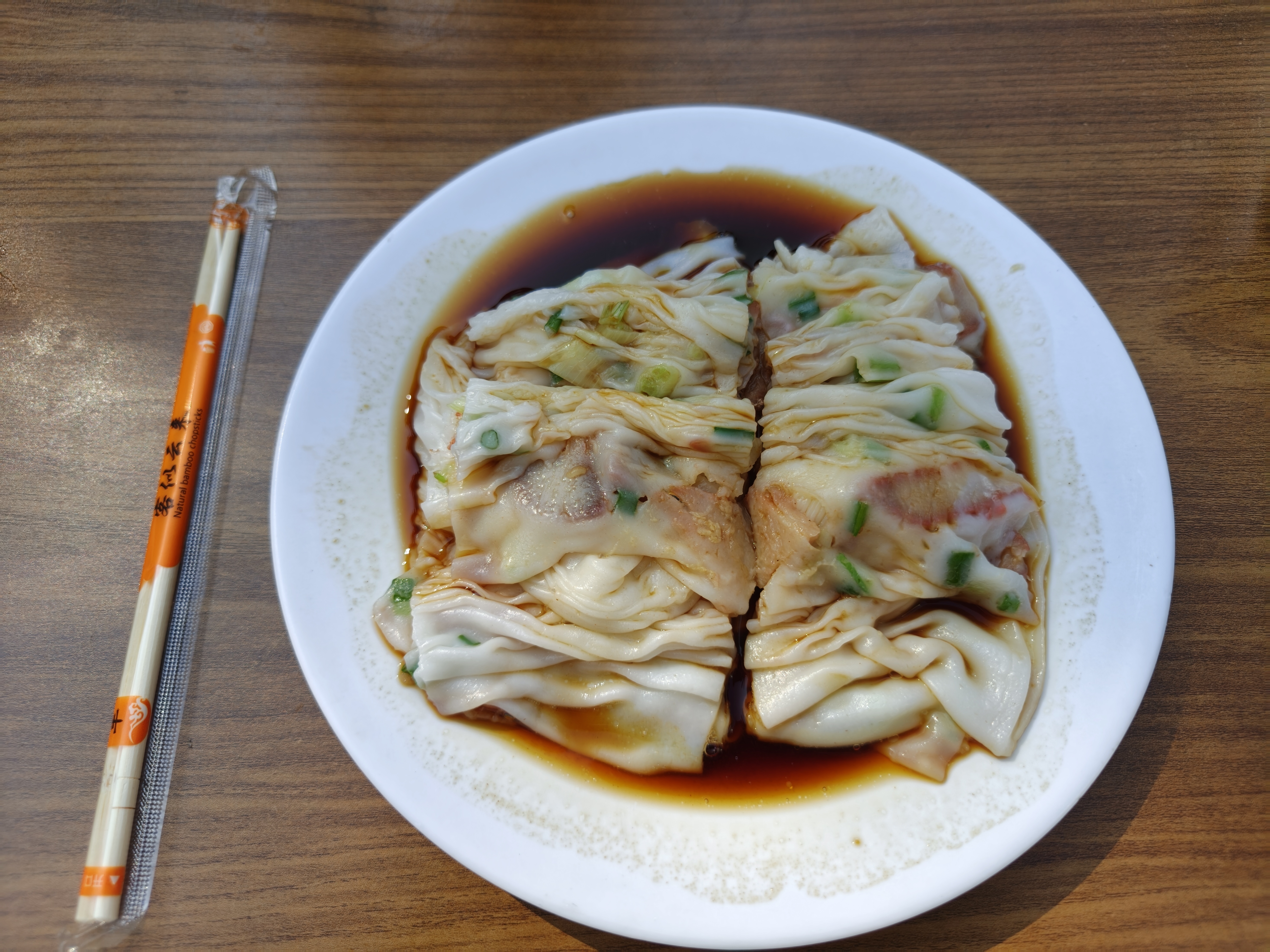 来广东了必须得吃个原汁原味的叉烧肠粉10块钱的肠粉就够塞个牙缝