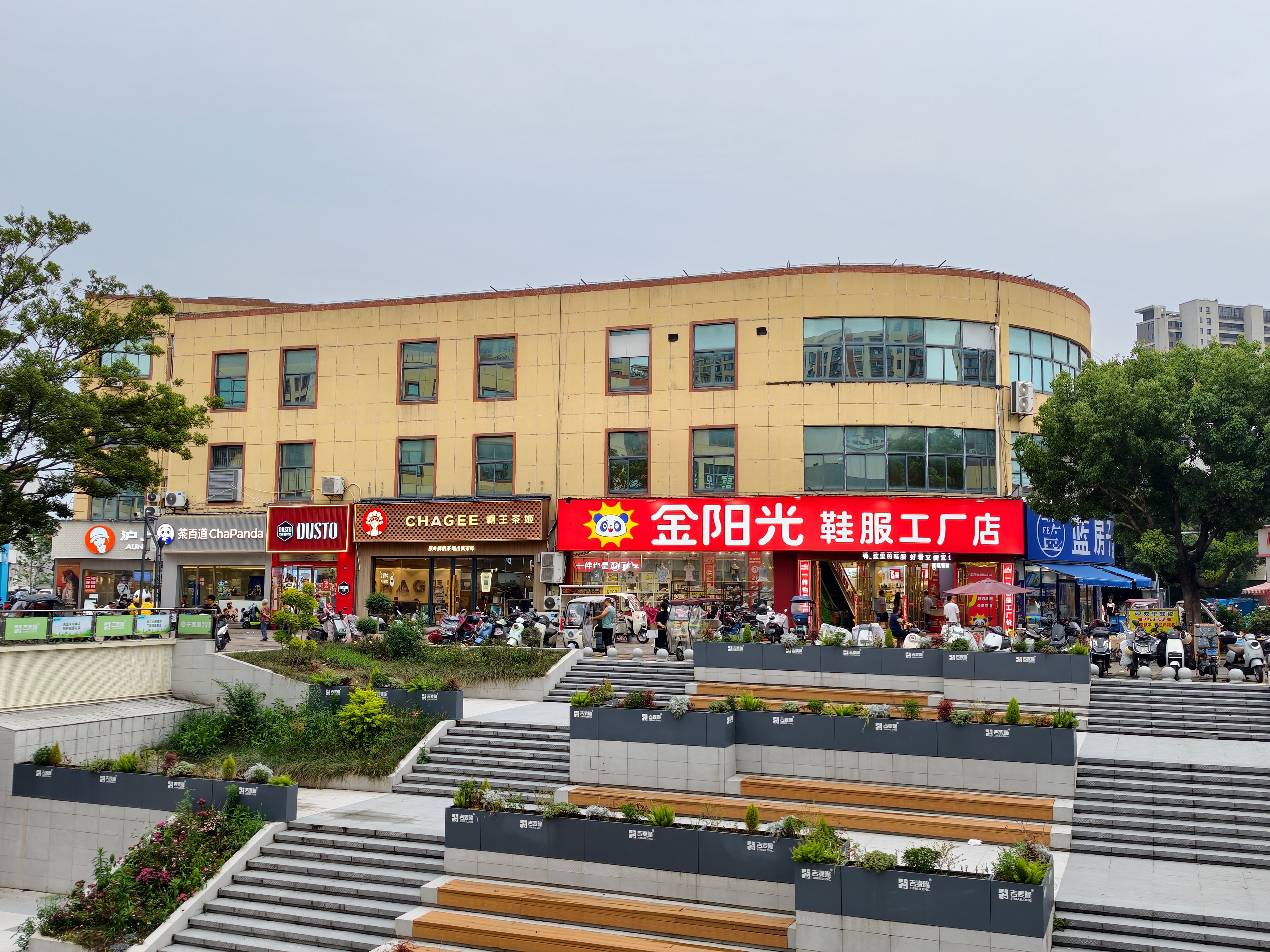 同一条商业街，图一2026年和图二2022年的商铺变迁，森马变成了霸王茶姬，右边