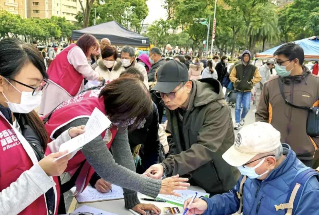 民进党是要死硬到底，在岛内悄无声息地大搞罢免联署活动，在台北要罢免徐巧芯，在台中