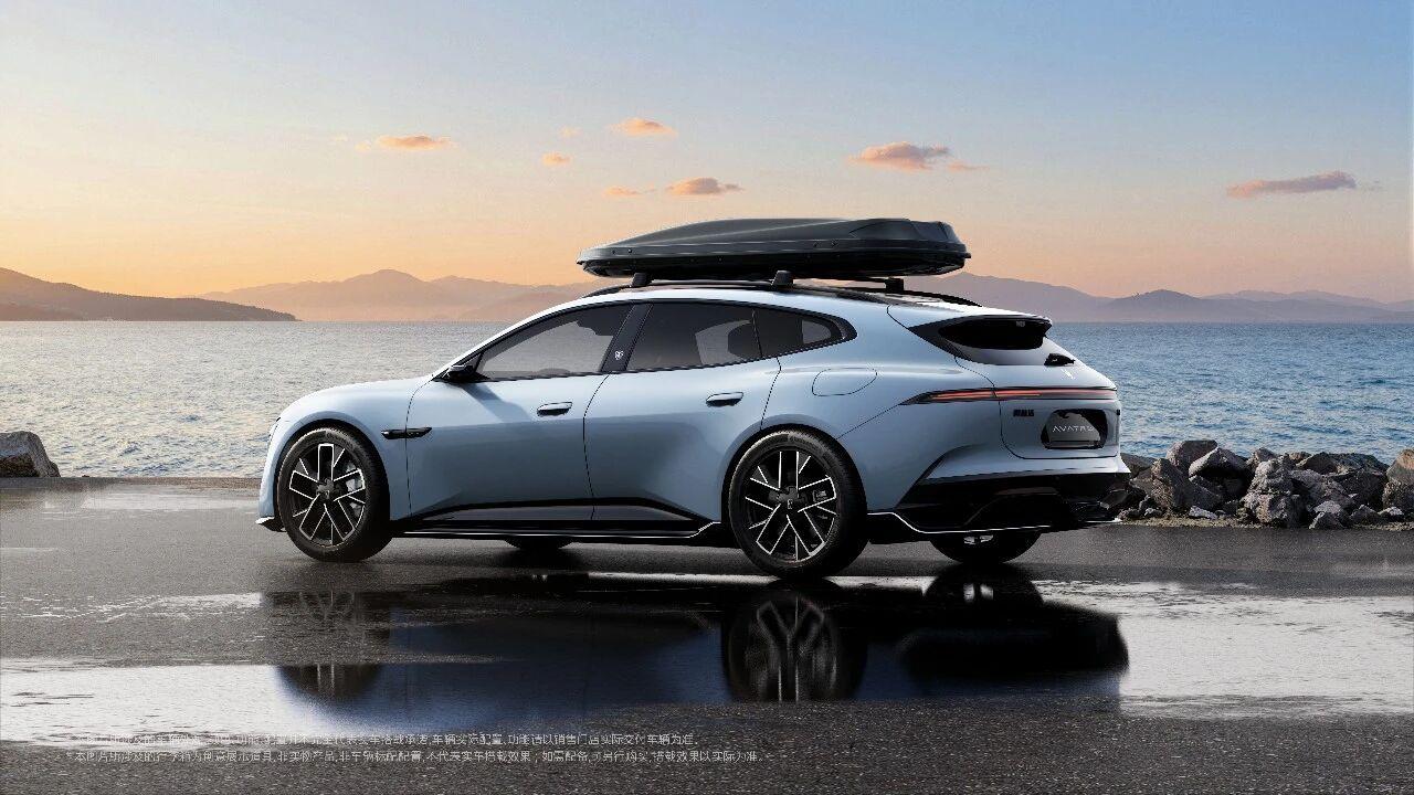 阿维塔正式公布了与华为乾崑战略合作 2.0 的首款全新车型——阿维塔 06T，并