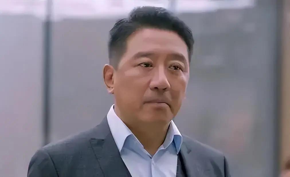 一个演员，戏拍了七成，突然要求片酬翻倍，不给就罢演。导演二话不说，把已经拍好的几