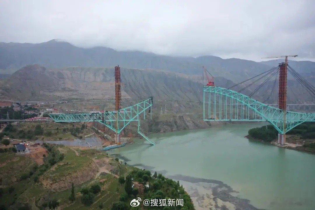 揪心于事故，更要看见「基建里生长的中国韧性」凌晨施工，是工程师对“0.1毫米”的