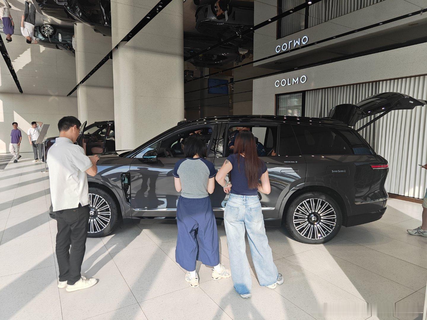 这是产品发布会后的第三个周末了，ES9人气依然爆棚，更可喜的是ES8也围了一圈人