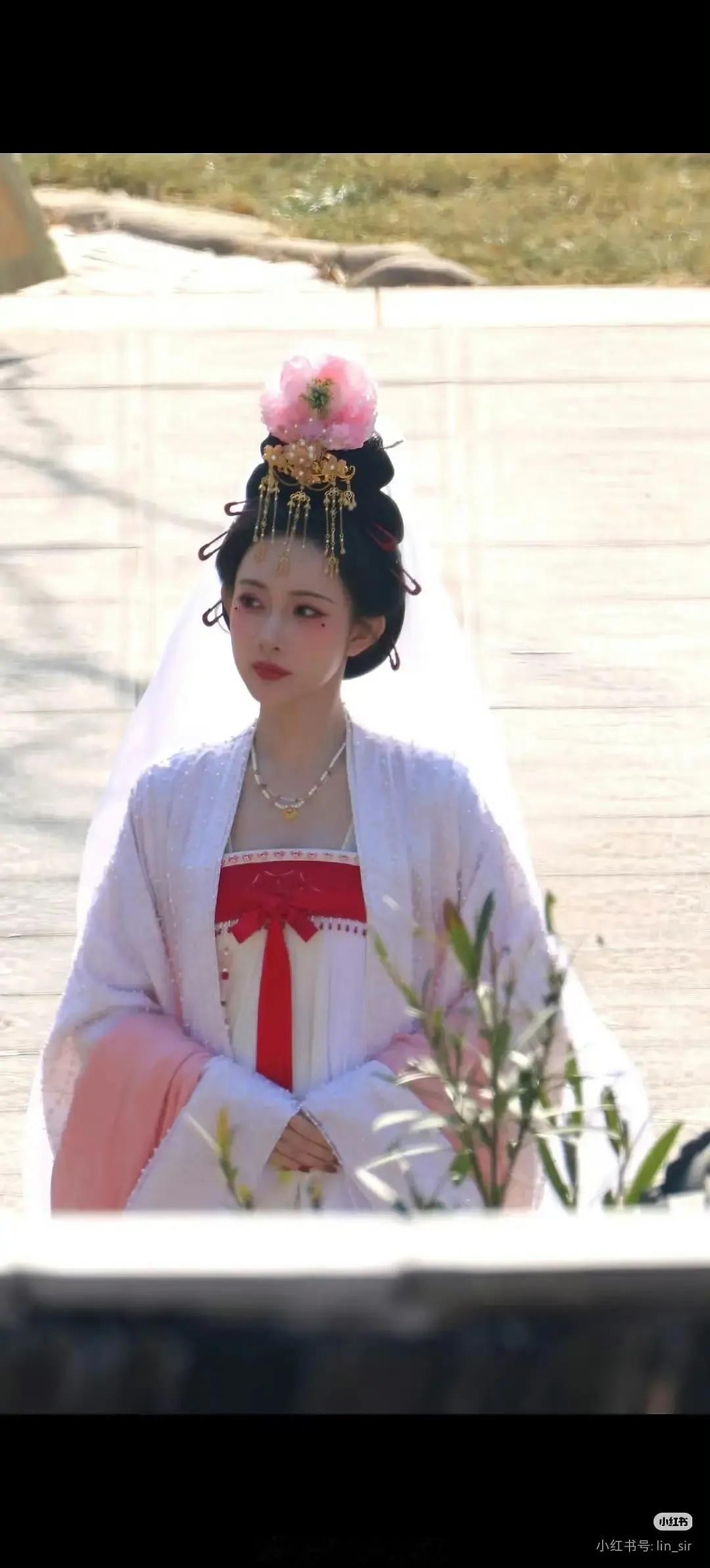 孟子义真的太瘦了，感觉很憔悴，吃胖点脸圆点这些妆造才贴合，她好多路透都瘦过头就不