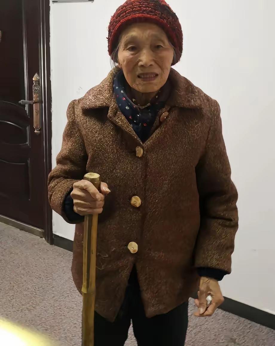 人老了，一定不能放弃自己。我们村有个老太太啊，三个儿媳妇都讨厌她，人家照样活到8