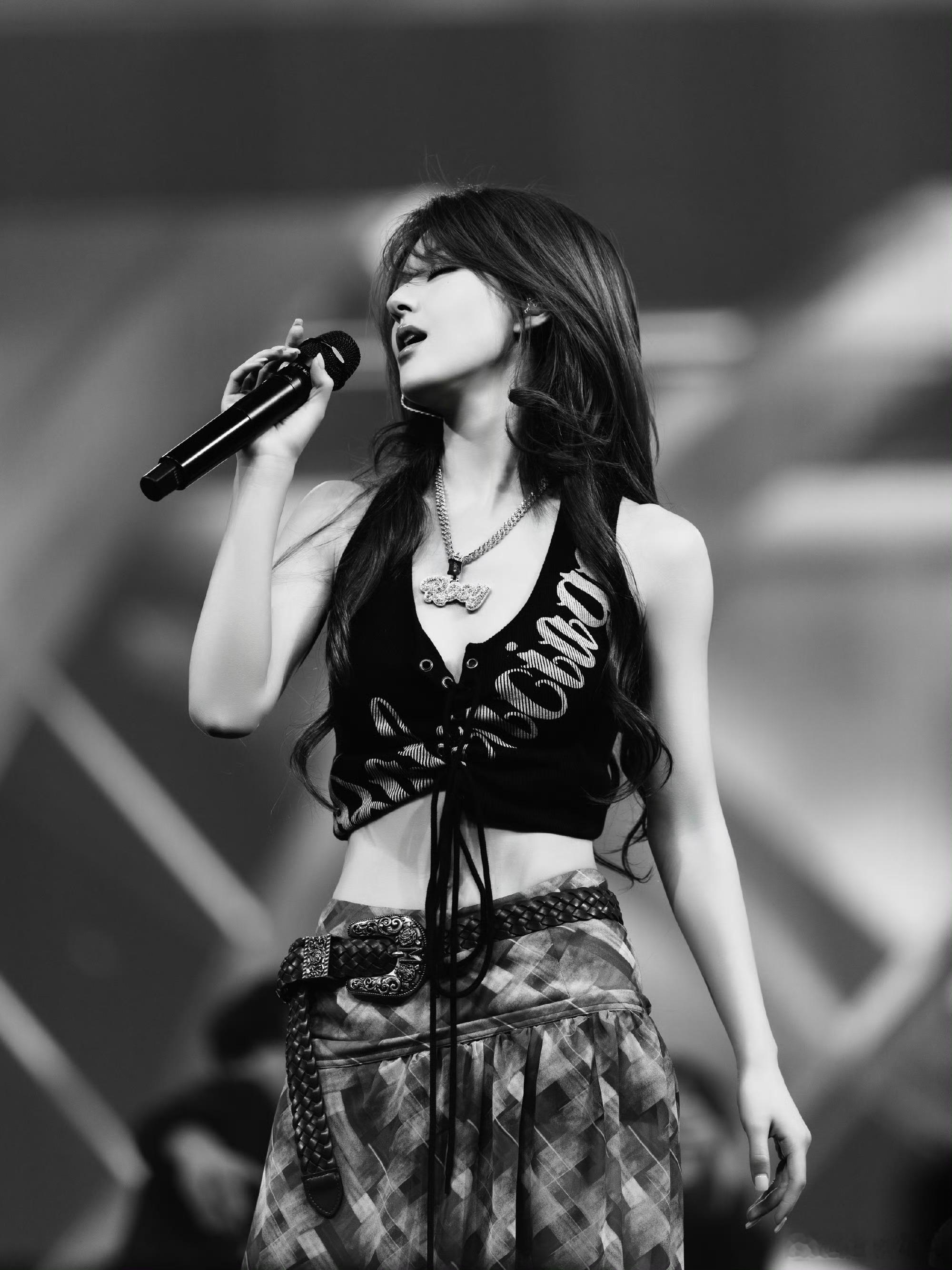 赵露思 被赵露思的腰狠狠拿捏了！短款背心露出的小蛮腰+慵懒卷发，舞台上的她又美又