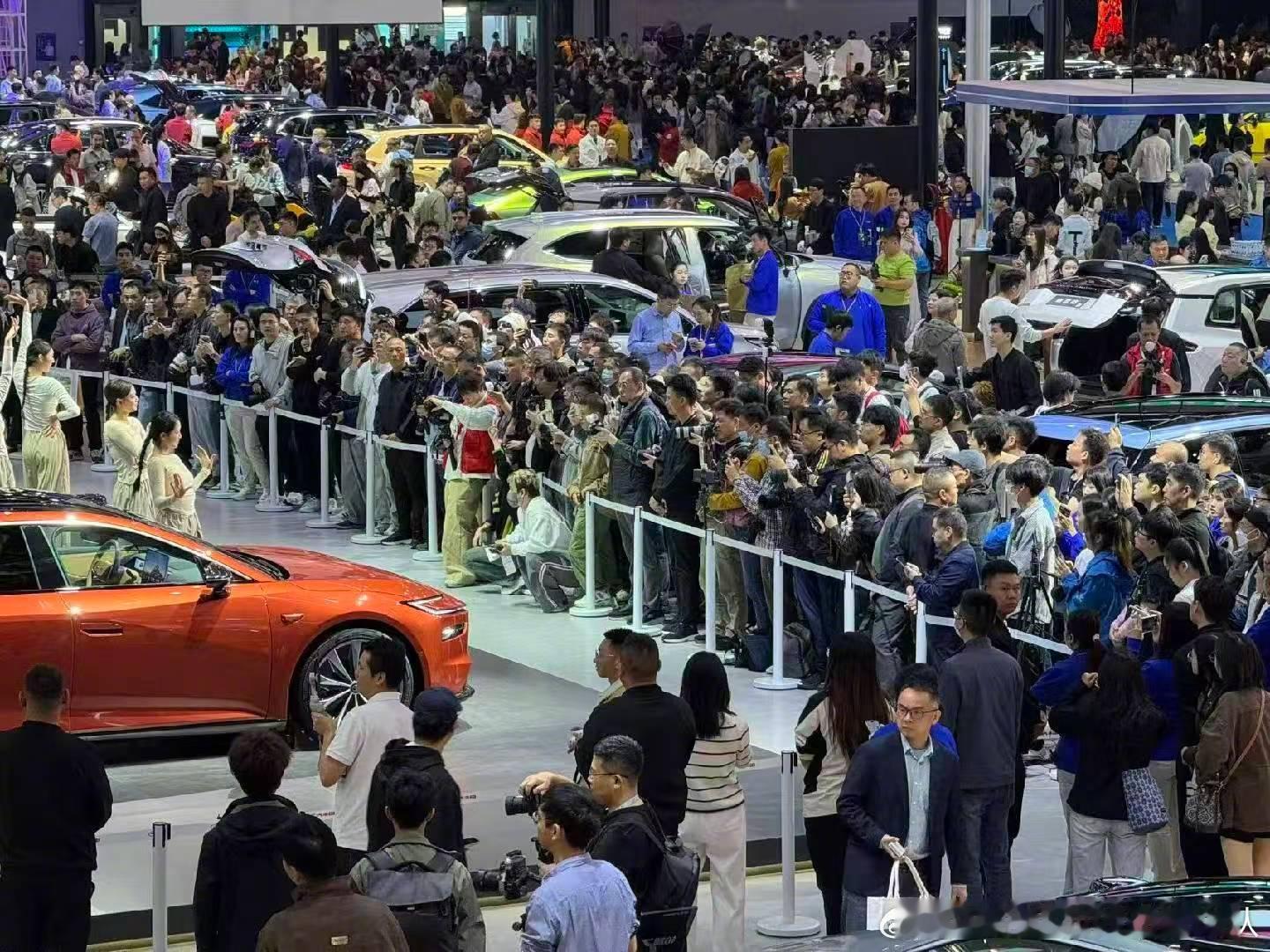 🔥 上，铂智7绝对是闪光灯下的C位新星！这波“开门鸿”绝非偶然，它精准拿捏了当