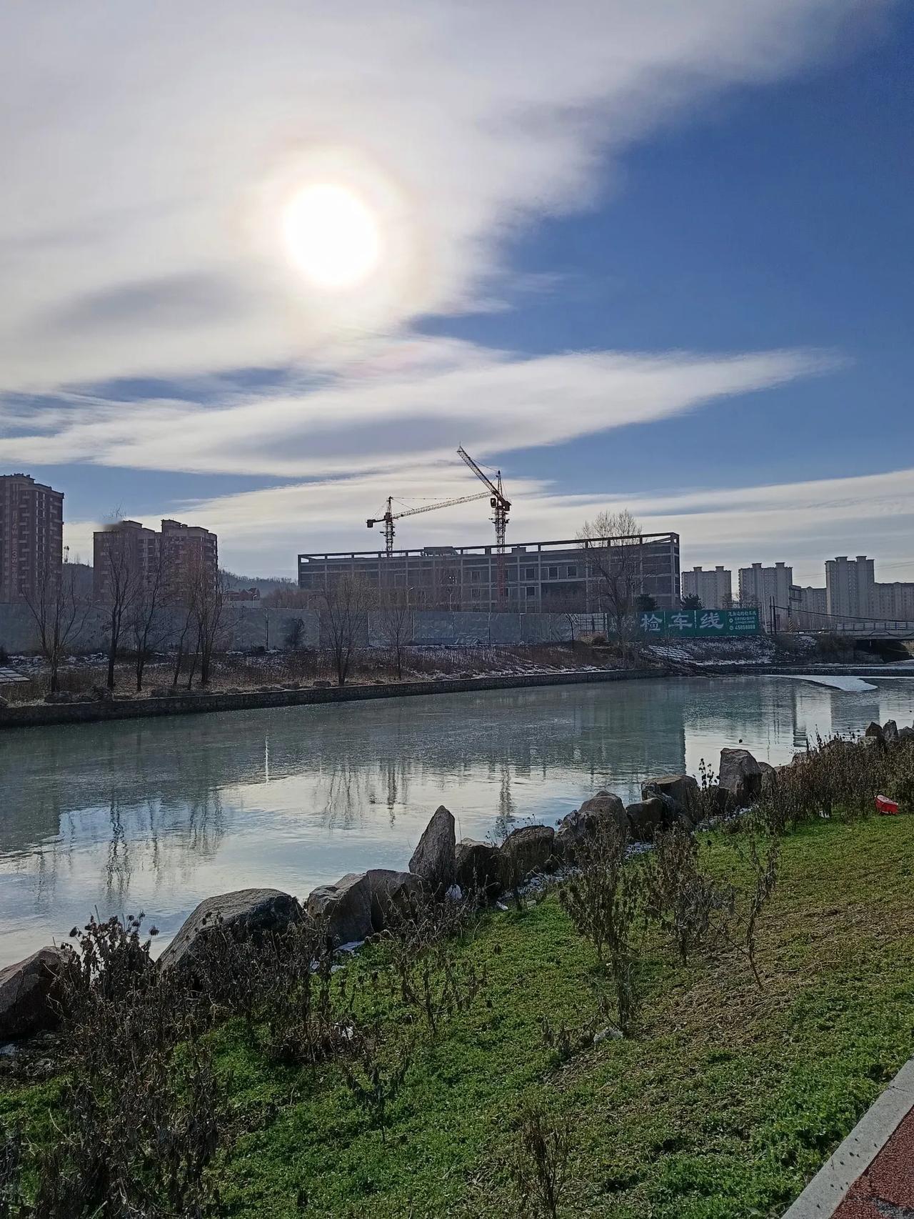 本溪高中北校区附近的商场外观框架已经建好，看起来恢宏大气，局是地上4层、地下1层