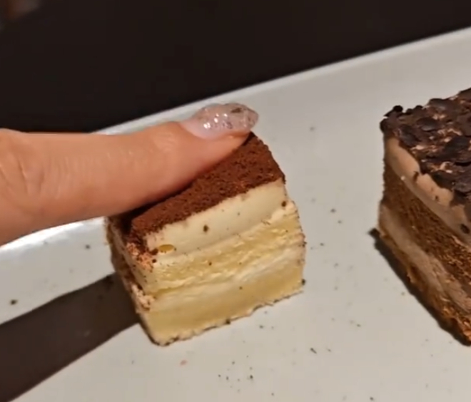 爱吃自助餐小蛋糕的天塌了 不懂是什么成分，只能做自助餐除了小孩，谁爱吃这玩意啊？