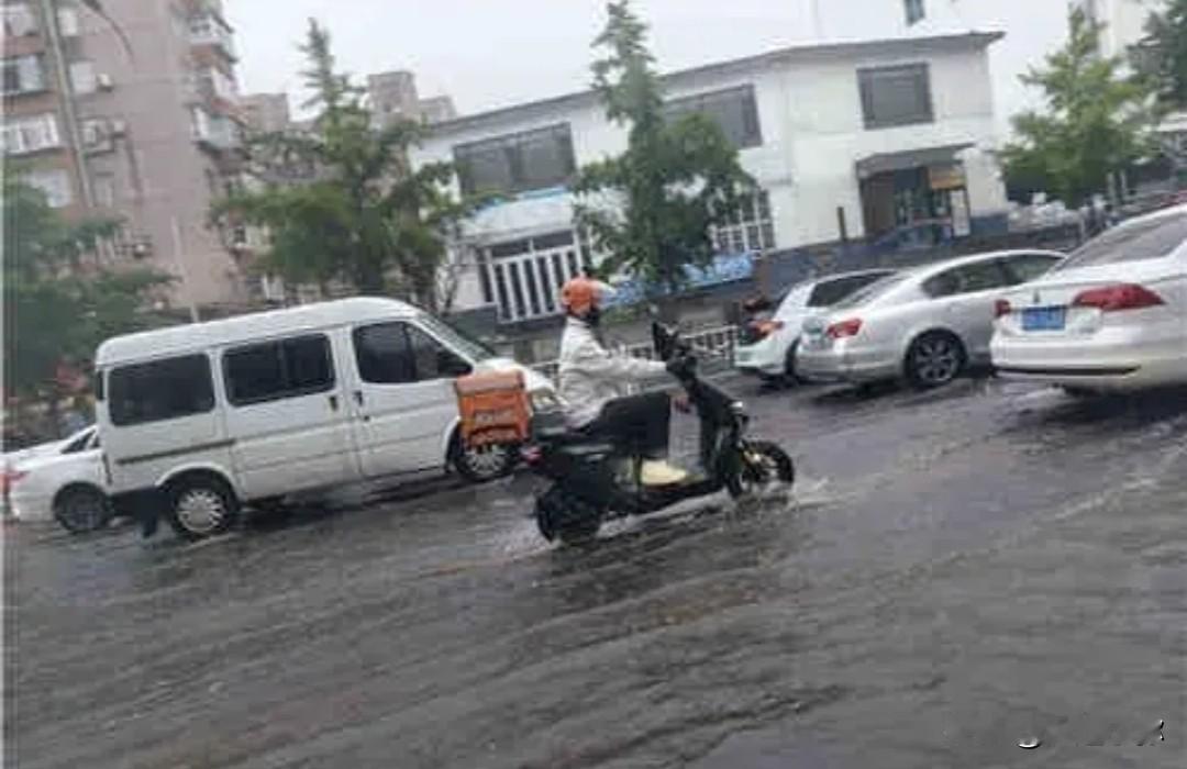 一边大雨一边暴晒！大连南北天气“两重天”，啥时候能全城降温？
 
昨天大连出现有