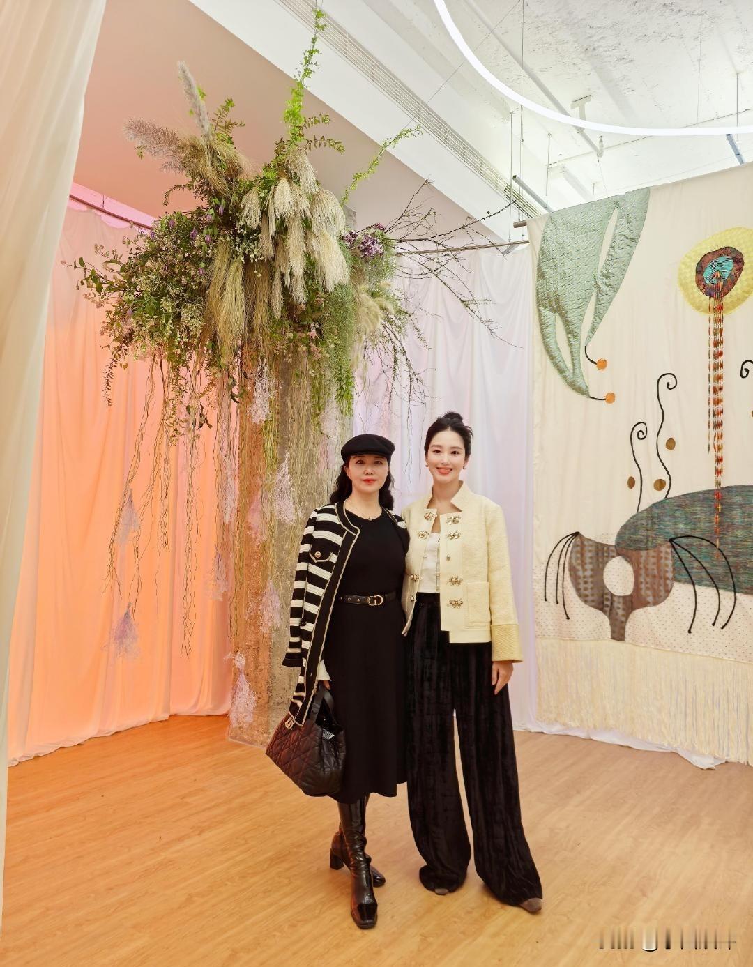 最近杨采钰在上海举办义卖会时，她的妈妈也来到现场支持女儿。合照中，33岁的杨采钰