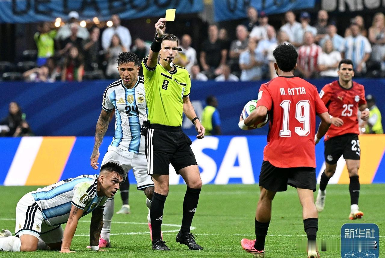 FIFA公信力彻底崩塌！本届世界杯争议判罚实在太多
 
自从巴拉贡事件爆出争议开