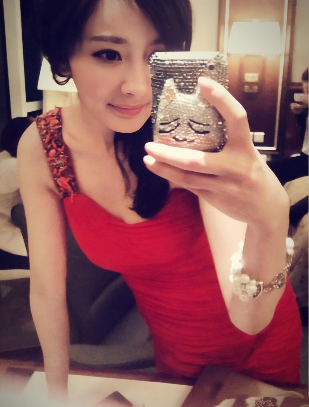 杨幂选手机壳的审美杨幂满钻手机壳杨幂选手机壳的审美和乌鸦差不多 几乎全是满钻 包
