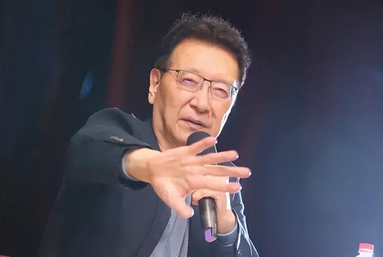 赵少康这弯转得，比台北出租车还溜。早年新党创始人、反“独”统派、“政治金童”，2