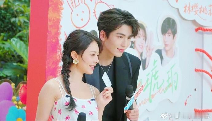 误入赵今麦张凌赫婚礼现场 这画面太像婚礼现场了，赵今麦发红包时的笑脸，张凌赫帮她