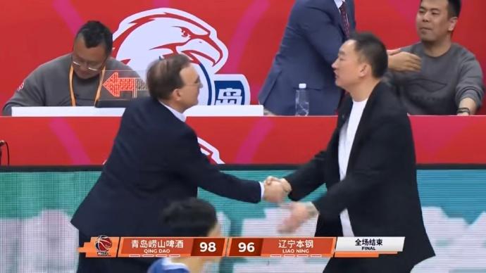 刘维伟还真就是一条硬汉。

今晚和辽宁打了两个加时，青岛主帅刘维伟硬是没让球队一