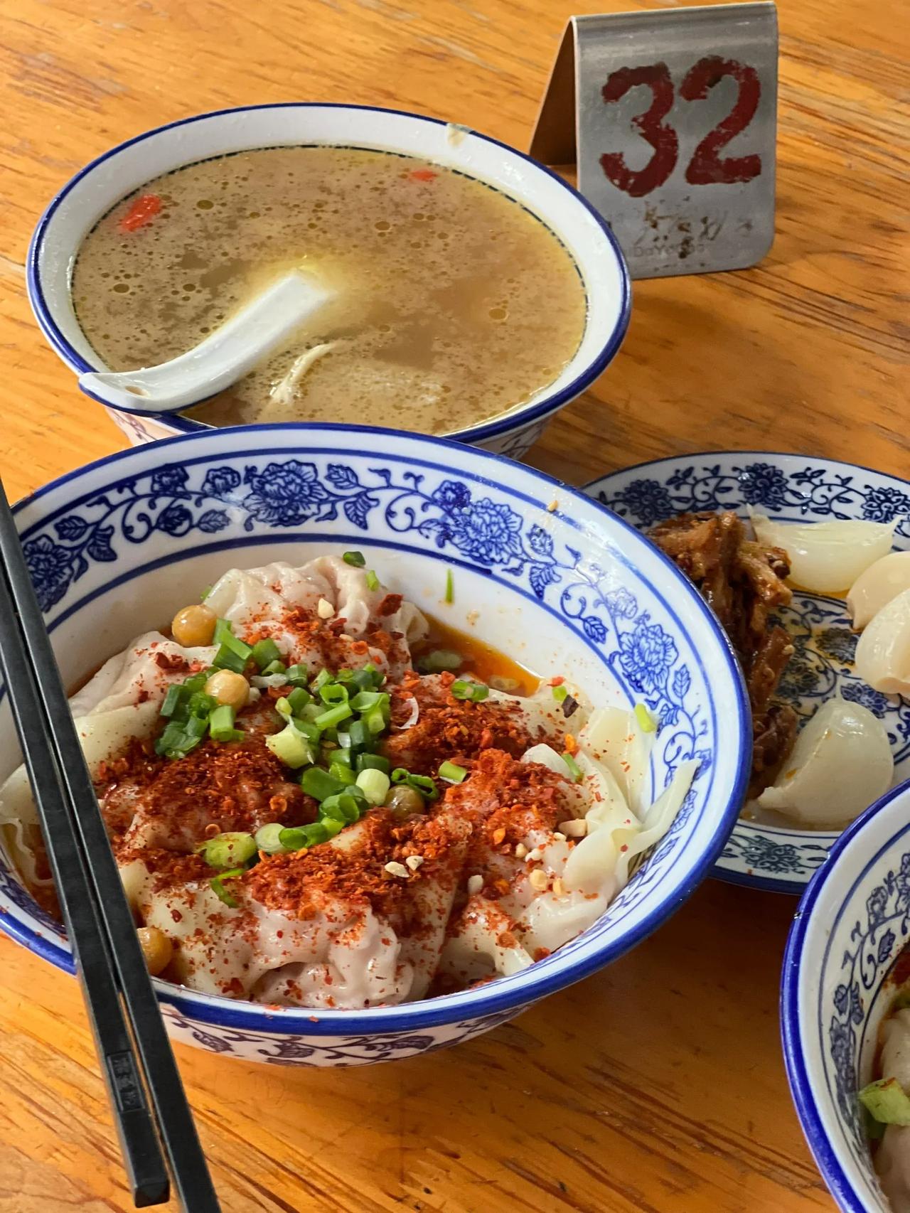 成都这家抄手好好吃😋

他的招牌是竹荪松茸鲜虾蟹籽，但是干拌的也很好吃。索性点