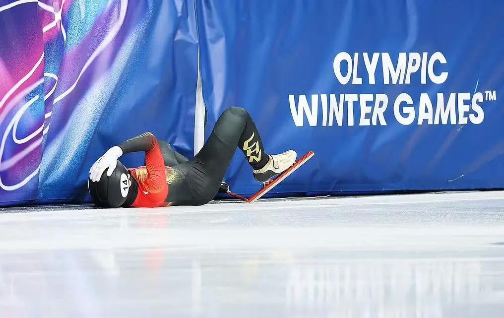 中国短道速滑队在米兰冬奥会一银收关，昔日夺金强点，险些颗粒无收。主教练张晶肯定需