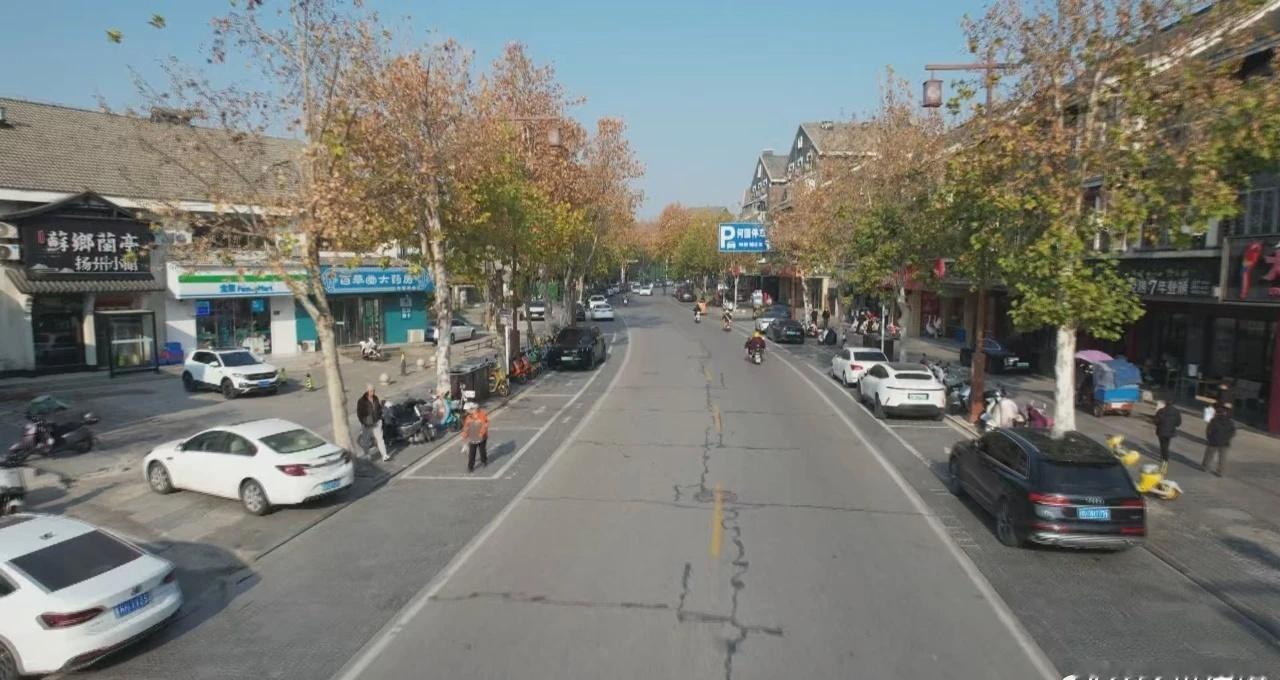 【扬州路灯杆上建“停机坪”】近日，扬州在徐凝门大街与文昌东路的灯杆上，部署了两架