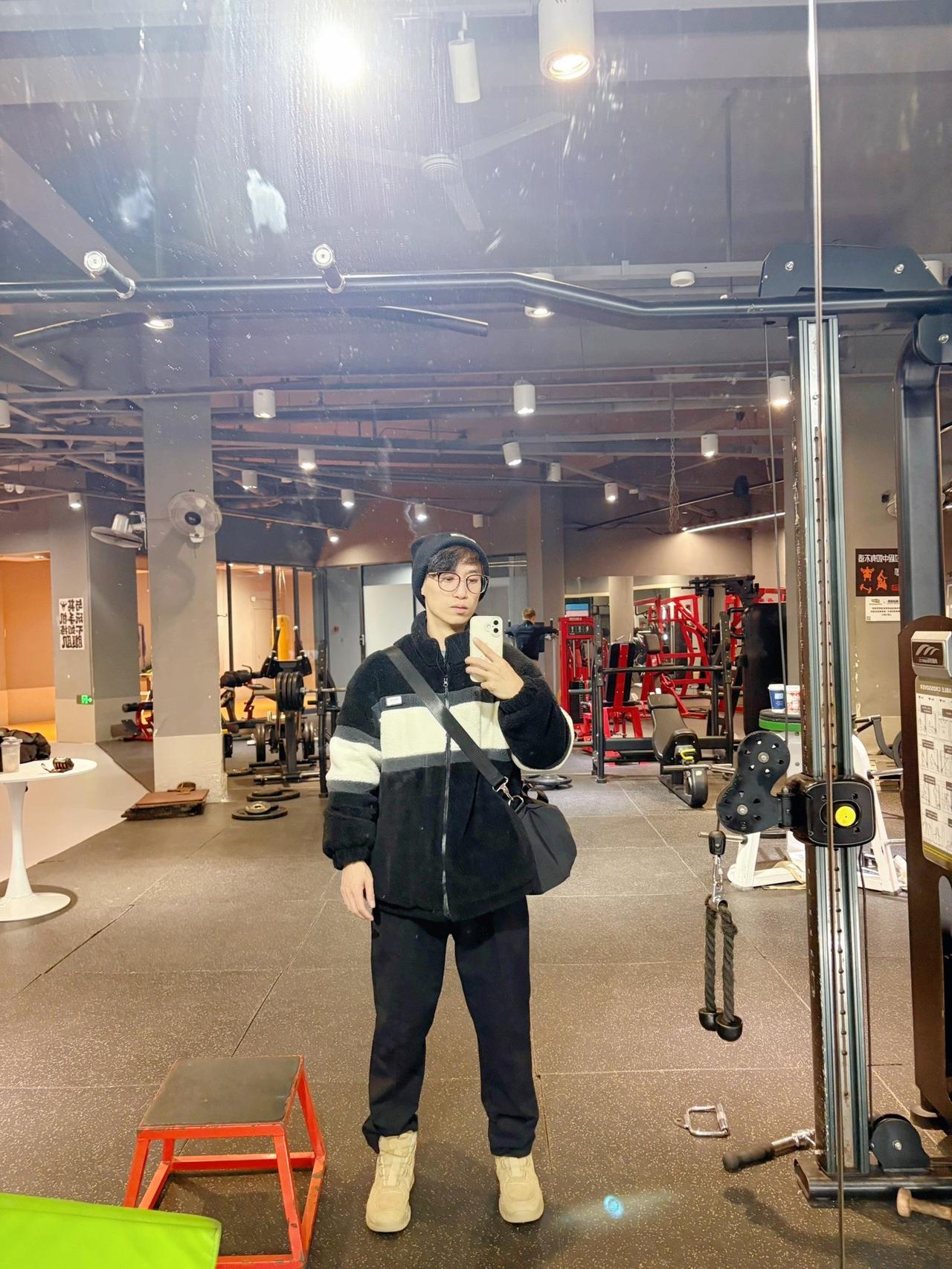 回家享受冬日的阳光，健身，咖啡，阳光，交谈，慢慢的去沉淀自己健身打卡 自律遇见更