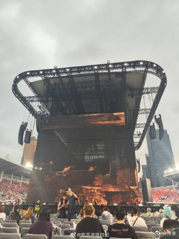 薛之谦就差把舞台建到地铁口了 广州站的薛之谦演唱会舞台完全打破了传统！93米超宽