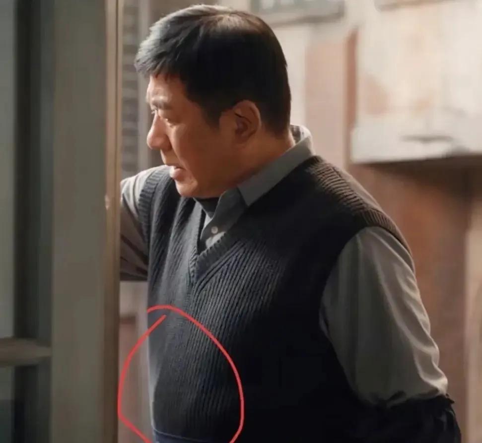 《南来北往》中，看了三遍这个镜头，才发现马燕的户口本被她爹贴身藏在肚子上，难怪大