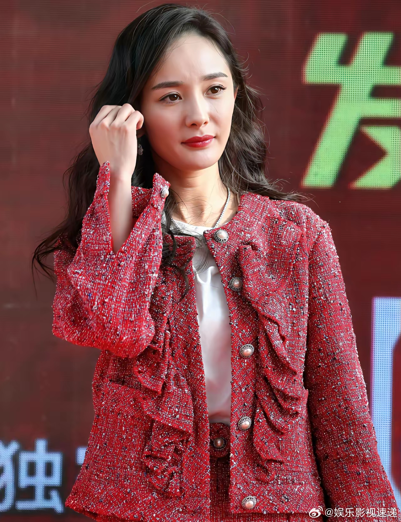 我开始有点理解杨幂了她穿着裙子参加电影首映礼，她不是女主角，但很多人看她，合影时