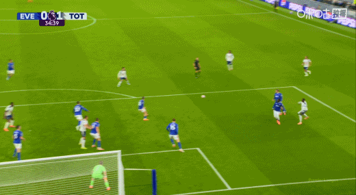 比赛第34分钟，本坦库尔一脚精彩的凌空抽射，可惜偏出 ​​​