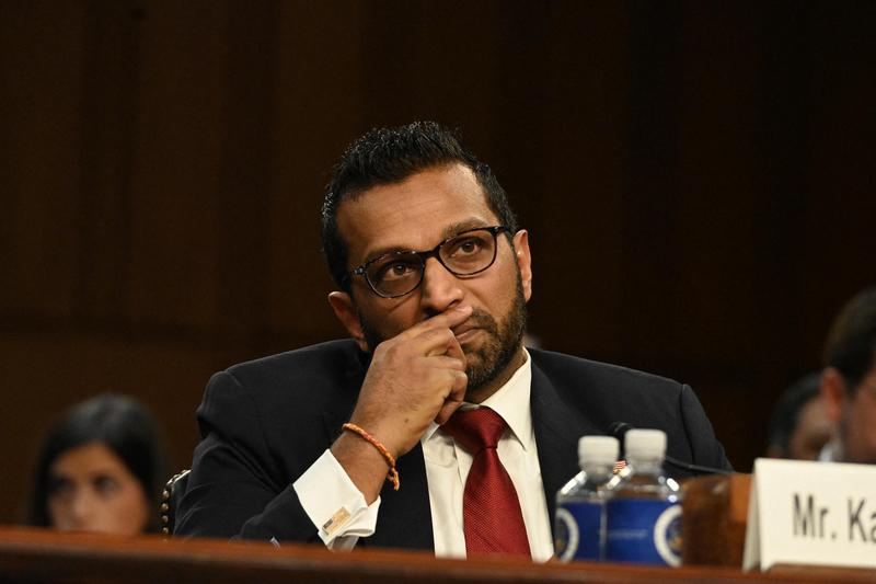 美国FBI局长卡什·帕特尔这回可真是“闹”大了。据英媒报道，他被指调用政府专机去